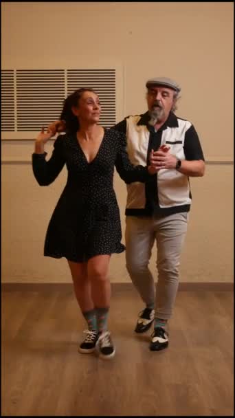 Взрослая пара танцует Линди Хоп в студии — стоковое видео