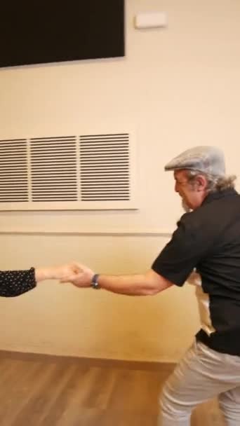 一对年长的夫妇在演播室里跳Lindy Hop舞 — 图库视频影像