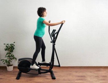 hamile kadın evde egzersiz