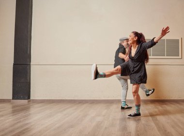 Lindy Hop hocası çift balo salonunda