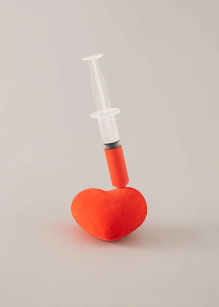 Jeringa Médica Con Líquido Rojo Atascado Corazón Concepto Mínimo Amor —  Fotos de Stock