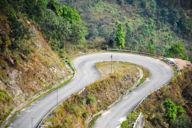 Ulusal Otoyol 717 'nin U dönüşü, Lav, Kalimpong, Hindistan' dan geçiyor..
