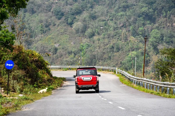 Carro Esporte Vermelho Dirigindo Estrada Aberta Himalaia — Fotografia de Stock