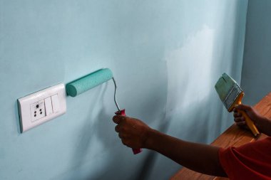 Duvarı rulo ve fırçayla boyamak