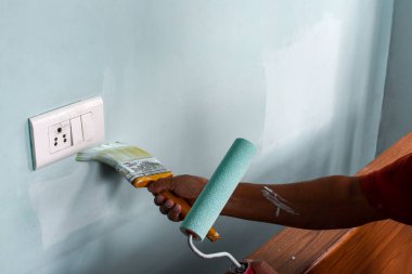 Duvarı rulo ve fırçayla boyamak