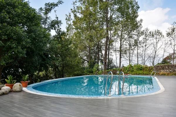 Mavi ve berrak suyla yüzme havuzu