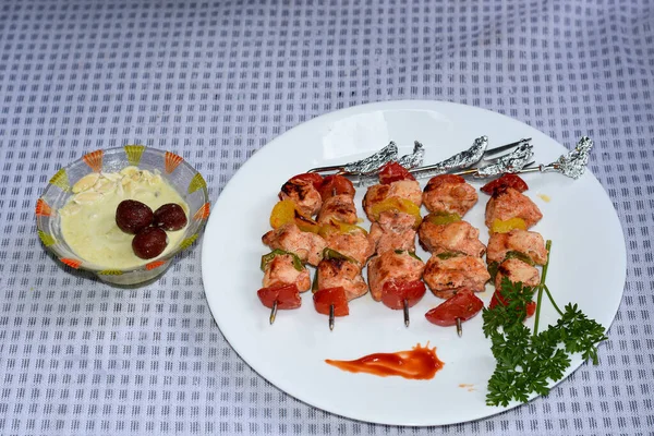 Bell Pepper, Domates ve Maydanozlu Türk Tavuk Kebabı.