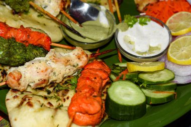 Tereyağlı tavuk reçelli kebap, naneli yoğurt ve salata..