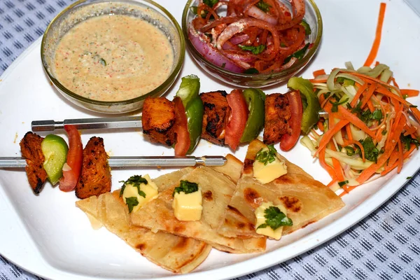 Chicken Tikka Kebab Mit Paratha Joghurt Chutney Und Salat — Stockfoto