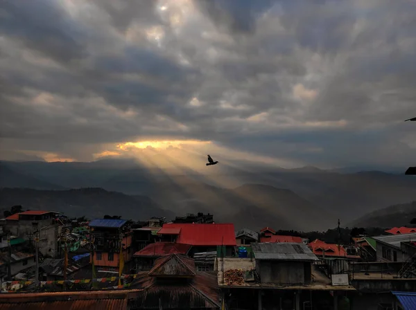 Zlaté Sluneční Světlo Pronikající Temným Hustým Mrakem Nad Městem Kalimpong — Stock fotografie