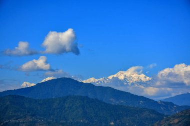 Bulutlardaki dağ sırtları ve Mount. Kanchenjunga aralığı