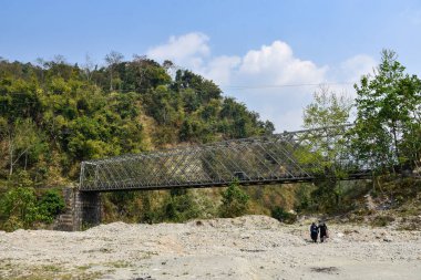 Bailey Köprüsü, köprü yapımı bir fabrikadır. Kolayca taşınabilen ve bir araya getirilebilen küçük bölümler halinde yapılmış..