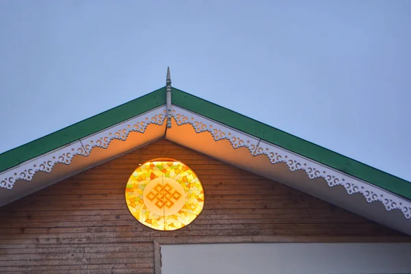 Vegan Sun Yogası 'nı aydınlatan bir evin çatısına yakın çekim gece görüntüsü