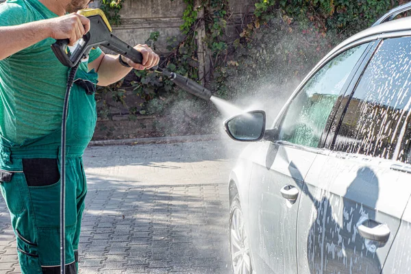 Homem Lavando Seu Carro Lavagem Carro Homem Lava Carro Uma — Fotografia de Stock