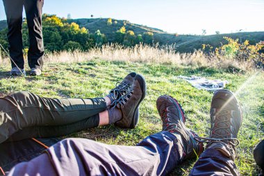 Olgun çift çadırda dinleniyor, manzaraya bakıyor, düşük kesim.