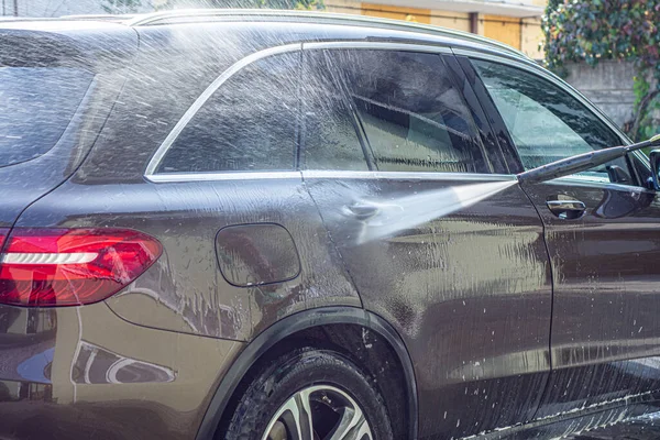 Homem Lavando Seu Carro Lavagem Carro Homem Lava Carro Uma — Fotografia de Stock