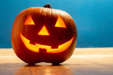 Cadılar bayramı balkabağı karanlıkta parlıyor.