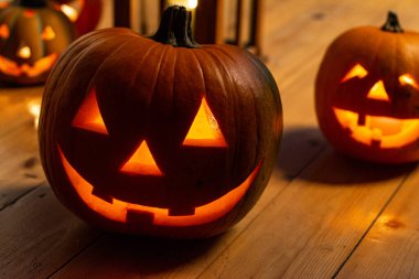 Cadılar bayramı balkabağı karanlıkta parlıyor.