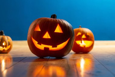 Cadılar bayramı balkabağı karanlıkta parlıyor.