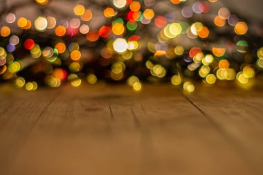 Odaklanamayan ışıklarla dolu renkli bir arkaplan. Bokeh geçmişi. Işık noktaları ve bokeh ile Noel arkaplanı.