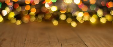 Odaklanamayan ışıklarla dolu renkli bir arkaplan. Bokeh geçmişi. Işık noktaları ve bokeh ile Noel arkaplanı.