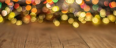 Odaklanamayan ışıklarla dolu renkli bir arkaplan. Bokeh geçmişi. Işık noktaları ve bokeh ile Noel arkaplanı.