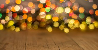 Odaklanamayan ışıklarla dolu renkli bir arkaplan. Bokeh geçmişi. Işık noktaları ve bokeh ile Noel arkaplanı.
