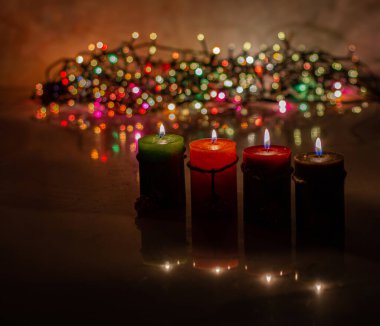 dört mum Noel çelenk.