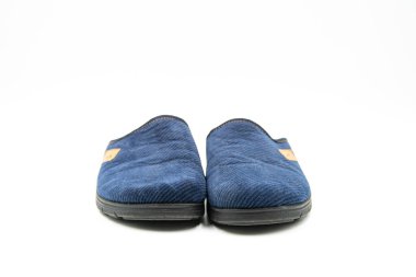 Beyaz arka plan üzerinde izole mavi terlik.