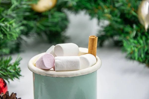 Heißer Kakao Mit Marshmallows Zimt Einem Weißen Becher Mit Mustern — Stockfoto