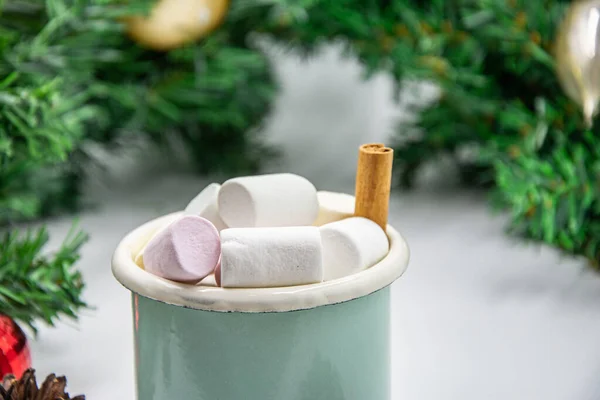 Cacau Quente Com Marshmallows Canela Uma Caneca Branca Com Padrões — Fotografia de Stock