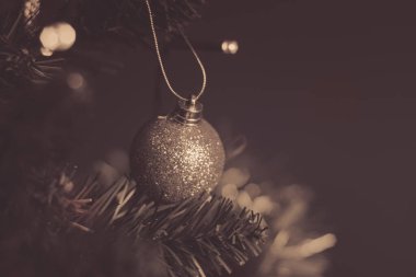 Noel ağacına asılı dekoratif bir süs eşyası. Işıklarla kaplı..