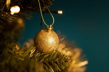 Noel ağacına asılı dekoratif bir süs eşyası. Işıklarla kaplı..