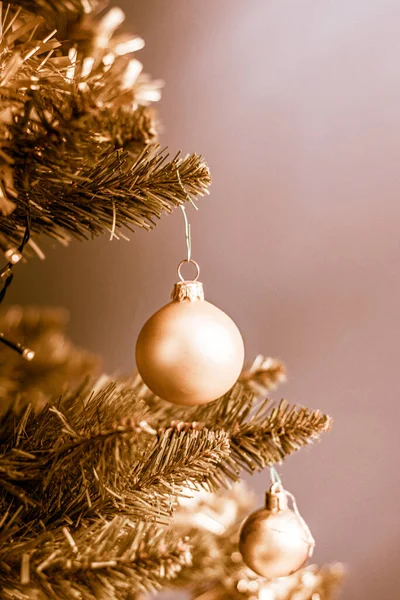 Primo Piano Ornamento Decorativo Appeso All Albero Natale Coperto Luci — Foto Stock