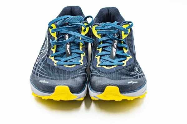 Trail Αθλητικά Παπούτσια Που Τρέχουν Απομονωμένα Λευκό Φόντο — Φωτογραφία Αρχείου