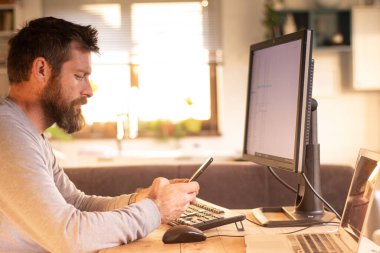 Başarılı bir iş adamı. Finans müdüründen telefon bekliyor. Wi-Fi 'ye bağlı dizüstü bilgisayardaki veri tabanını alırken yeni bir yardım sözleşmesi imzaladığını bildiriyor.