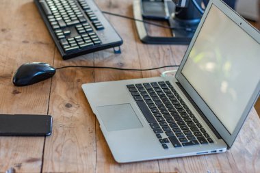 Rahat bir iş yeri. Tahta masadaki dizüstü bilgisayar.