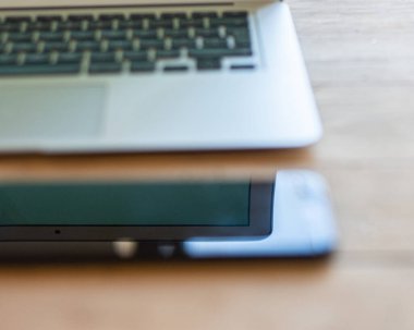 bilgisayar klavye bilgisayar fare ve laptop ile masada bakış bulanık arka plan üzerinde kapatın