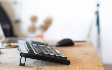 bilgisayar klavye bilgisayar fare ve laptop ile masada bakış bulanık arka plan üzerinde kapatın