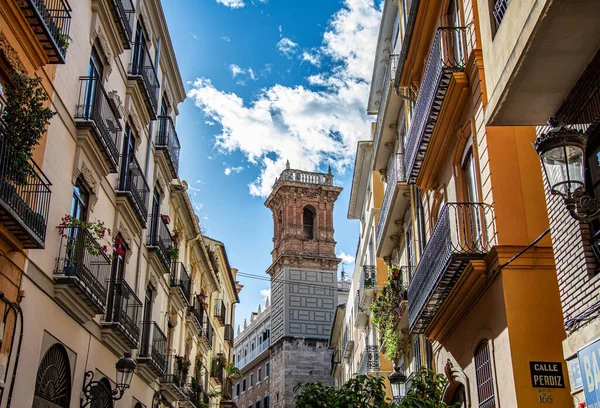 バレンシアの狭い通りと建物 — ストック写真
