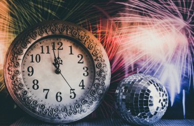 Yeni yıl saati gece yarısından önce. Bayram ışıklarına karşı şampanya bardaklarıyla kadeh kaldırıyorum. Yeni yıl kutlaması konsepti