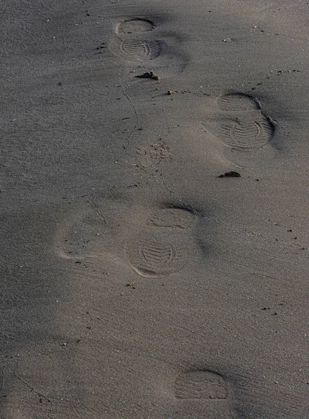 Περπάτημα Και Χαλάρωση Στην Παραλία Ανθρώπινα Χνάρια — Φωτογραφία Αρχείου