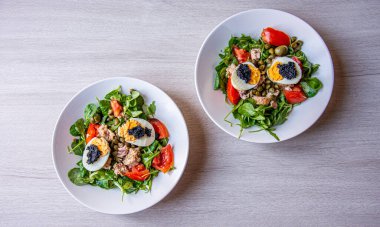 Tahta tablette taze vejetaryen sağlıklı salata..