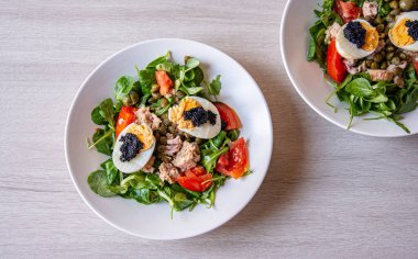 Tahta tablette taze vejetaryen sağlıklı salata..