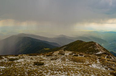 Sonbahar fırtına bulutlarının toplandığı Tibles Dağları manzarası ve yağmurun ilk belirtileri 