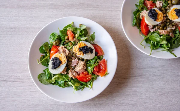 Tahta tablette taze vejetaryen sağlıklı salata..