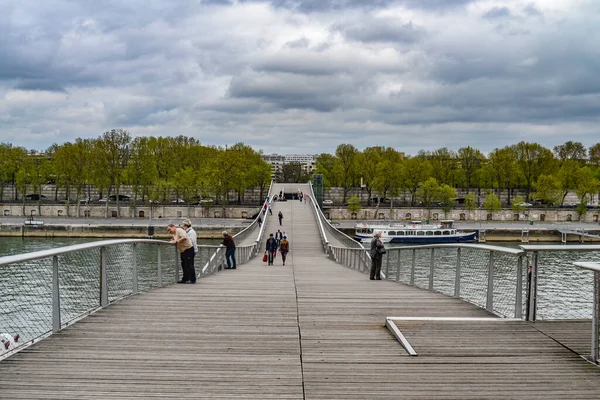 パリだ フランス 2014 パリの川にかかる木製の橋 — ストック写真