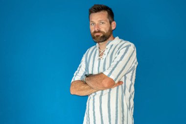 Mavi Arkaplanda Bekleyen Genç Adamın Portresi 