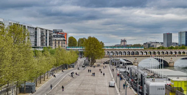 Paris, Fransa - 4.6.2014: Paris 'te Pont de Bercy Köprüsü