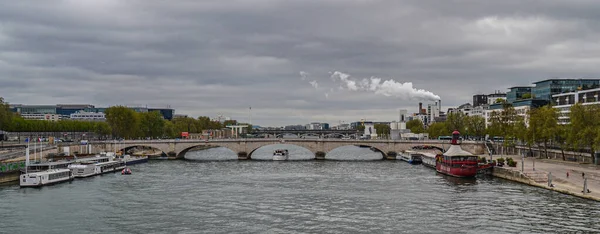 Paris, Fransa - 04.06.2014 - Tolbiac Köprüsü. 